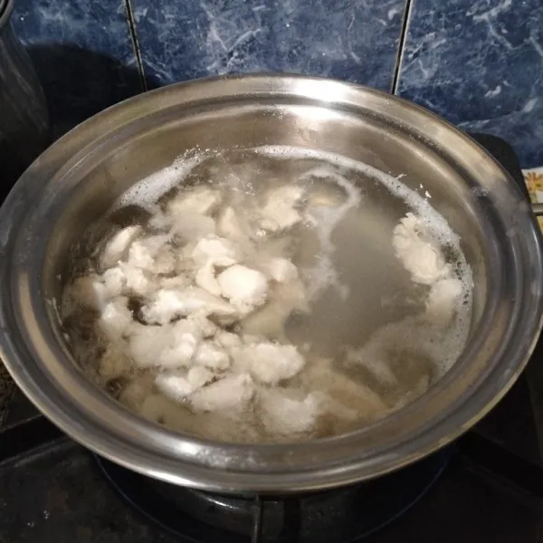 Beri garam, kaldu jamur. Aduk, tes rasa.