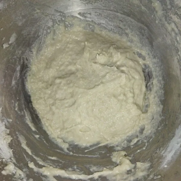 Siapkan wadah, masukkan air hangat, ragi instan, gula pasir dan garam, aduk rata, lalu masukkan tepung terigu sedikit demi sedikit, aduk hingga tercampur rata.