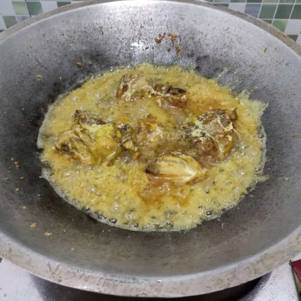 Masak hingga bahan kremesan garing.