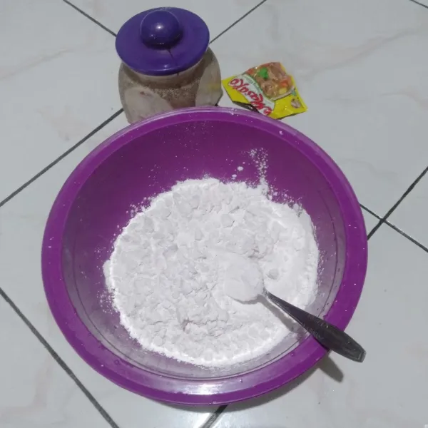 Siapkan adonan kering dengan 15 sdm tepung tapioka, garam dan penyedap rasa secukupnya, aduk rata