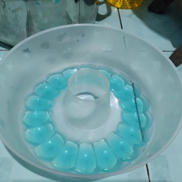 Tuang sedikit cairan lapisan luar pudding ke dalam cetakan besar.