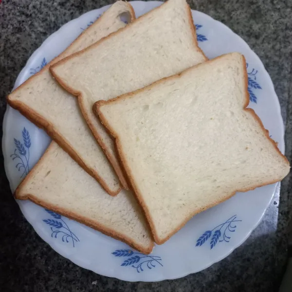 Siapkan lembaran roti tawar.