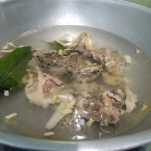 Masukkan balungan ayam. Beri garam, lada bubuk, dan penyedap.