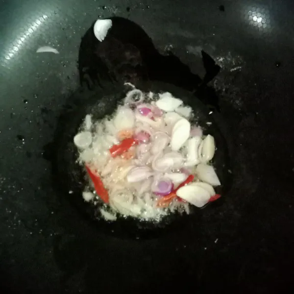 Tumis bawang merah,bawang putih dan cabe sampai harum