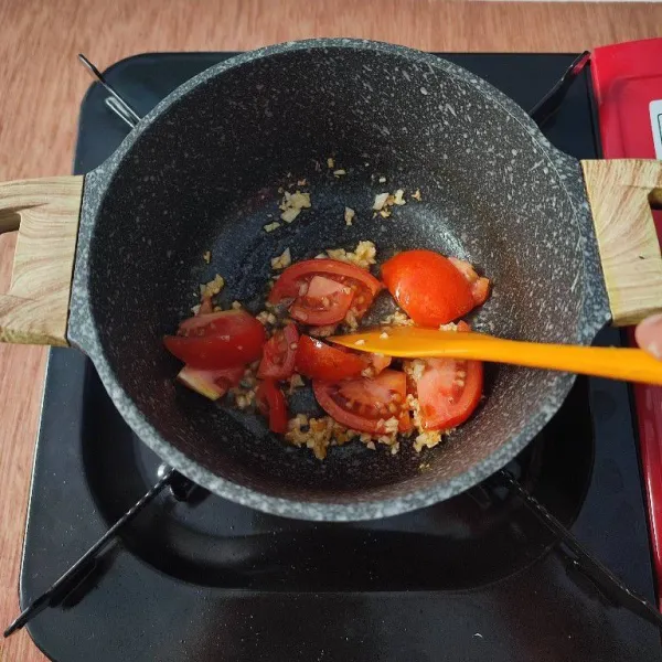 Masukkan tomat, tumis hingga layu.