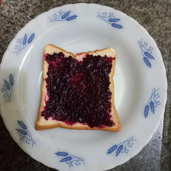 Olesi roti dengan selai buah naga, ratakan.