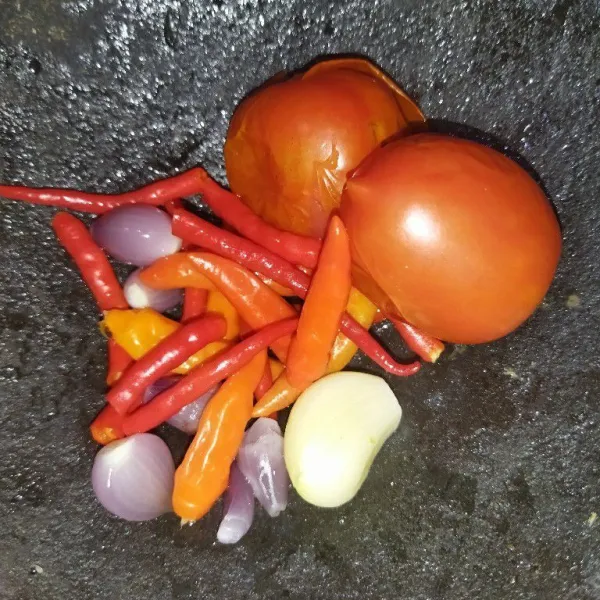 Sambal : rebus tomat, cabe merah, cabe rawit, bawang merah dan bawang putih hingga layu.