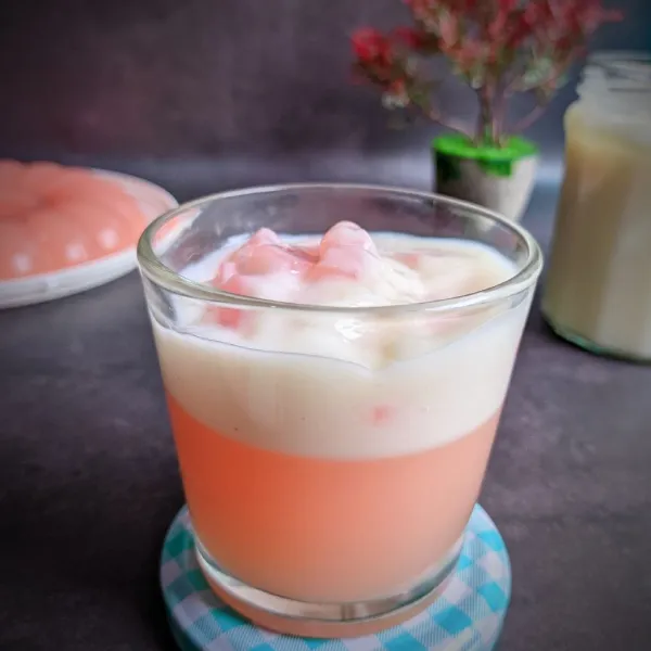 Sajikan pudding mangga dengan pelengkap fla susu. Simpan di lemari es sejenak jika perlu agar lebih enak.