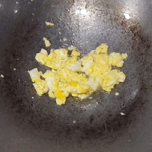 Panaskan sedikit minyak lalu buat telur orak arik. Angkat dan sisihkan