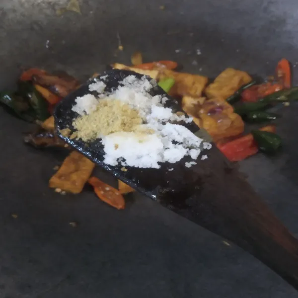 Tambahkan garam, kaldu bubuk, dan gula. Aduk rata.