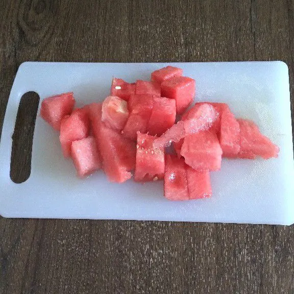 Kupas semangka dan potong dadu.