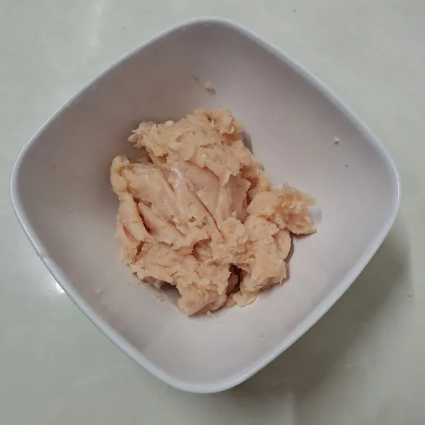 Siapkan ayam giling.