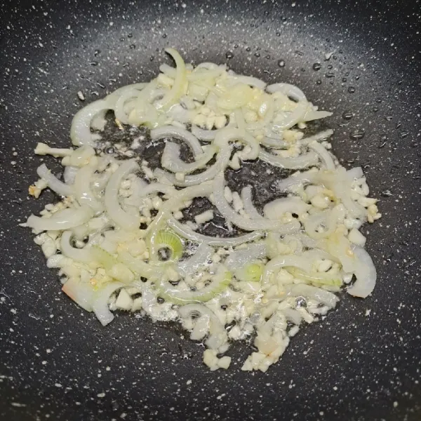 Tumis bawang putih cincang dan bawang bombay sampai layu dan harum.