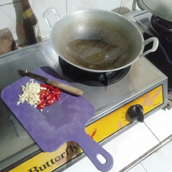 Tumis bumbu yang sudah dicincang di sedikit minyak yang sudah dipanaskan, tumis hingga harum. Tambahkan saus tiram, kecap manis, gula pasir, garam, penyedap rasa dan lada bubuk, aduk hingga rata.