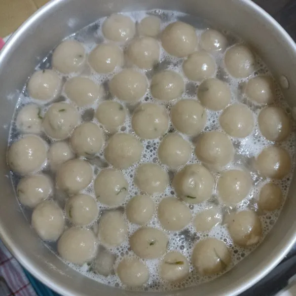 Sisihkan air dalam panci dan beri sedikit minyak. Masukkan bulatan ciloknya, masak sampai mengapung. Angkat dan tiriskan. Sajikan.