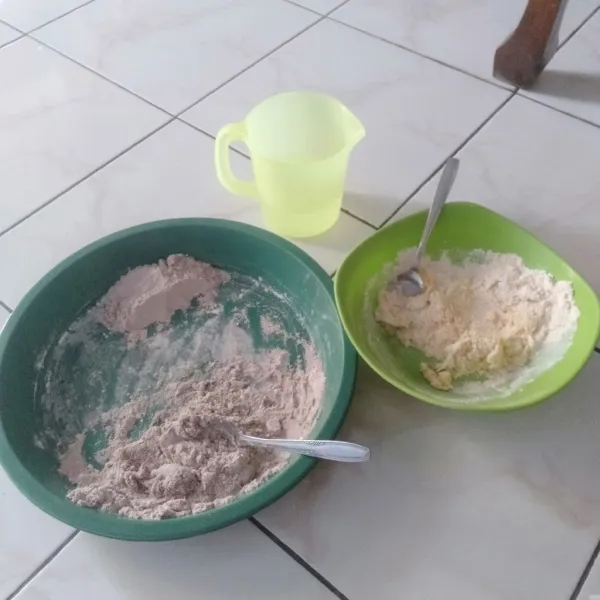 Beri sedikit air jika perlu, tapi jangan banyak-banyak agar tidak encer adonannya, aduk hingga adonan kalis