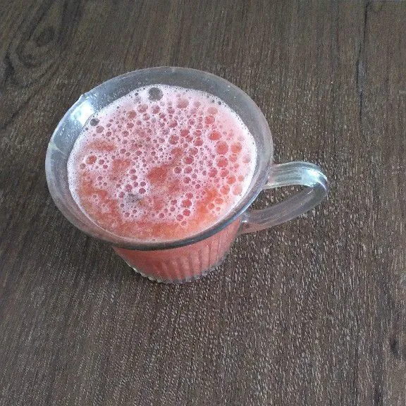 Tuang jus semangka kurma ke gelas lalu sajikan.