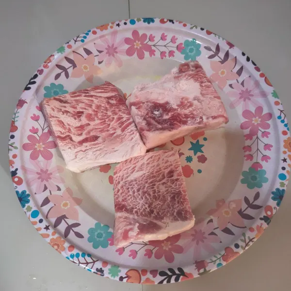 Siapkan daging meltique, lap dengan tissue hingga kering.