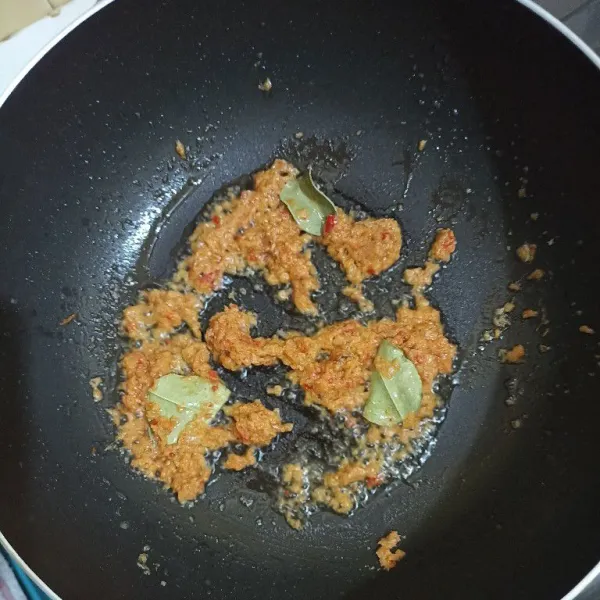 Tumis bumbu halusnya dan daun jeruk sampai harum dan berubah warna.
