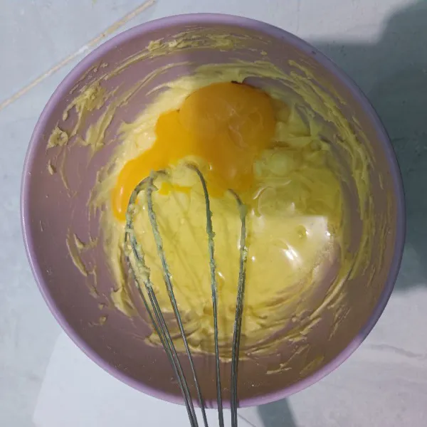 Sembari menunggu, siapkan topping. Aduk gula dengan margarin hingga rata dan tambahkan 1 butir telur. Aduk rata.