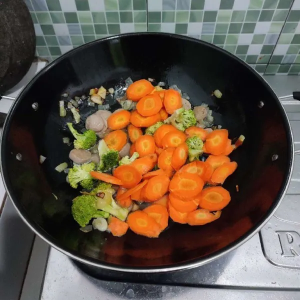 Masukkan wortel dan brokoli. Aduk rata, masak dengan api sedang sambil ditutup.