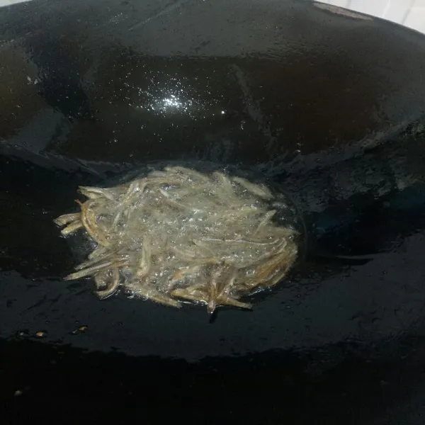 Lalu goreng bada teri hingga garing.