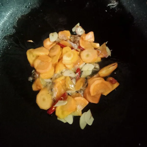 Masukkan wortel masak sampai setengah matang