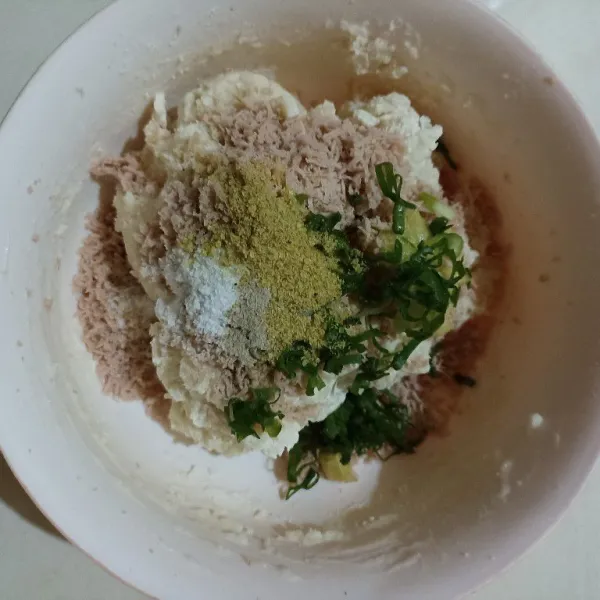 Kemudian masukkan sosis parut, bawang putih halus, garam, kaldu bubuk, dan lada bubuk, lalu uleni merata.