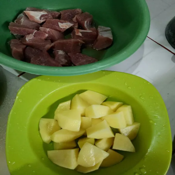 Cuci bersih daging, lalu potong. Kupas kentang, lalu potong.