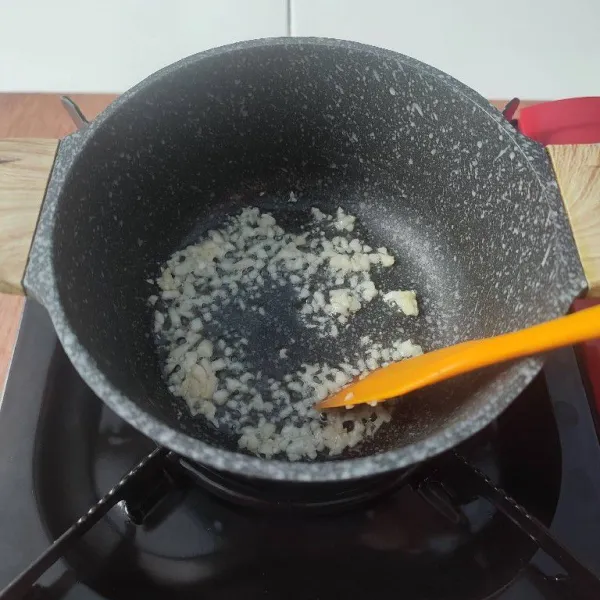 Panaskan minyak, tumis bawang putih cincang hingga harum.