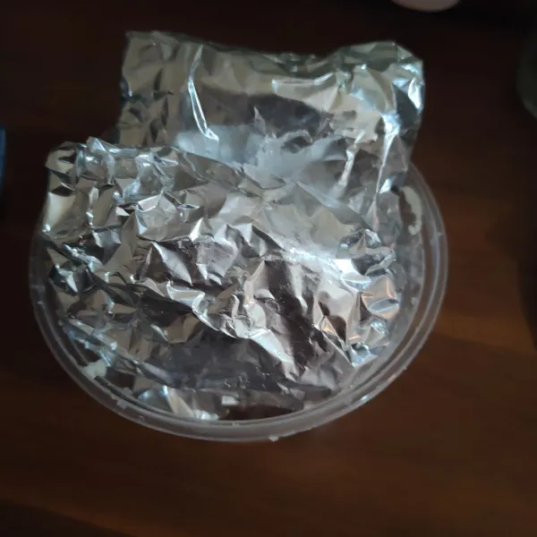 Bungkus dengan plastik wrap atau aluminium, diamkan di freezer minimal selama 1 jam.