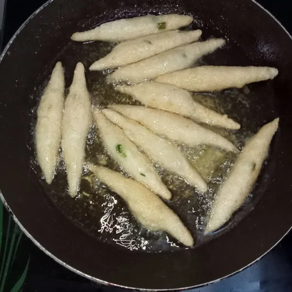 Panaskan minyak lalu masukkan sotong dan goreng sotong hingga kuning keemasan angkat tiriskan dan sajikan dengan saus!