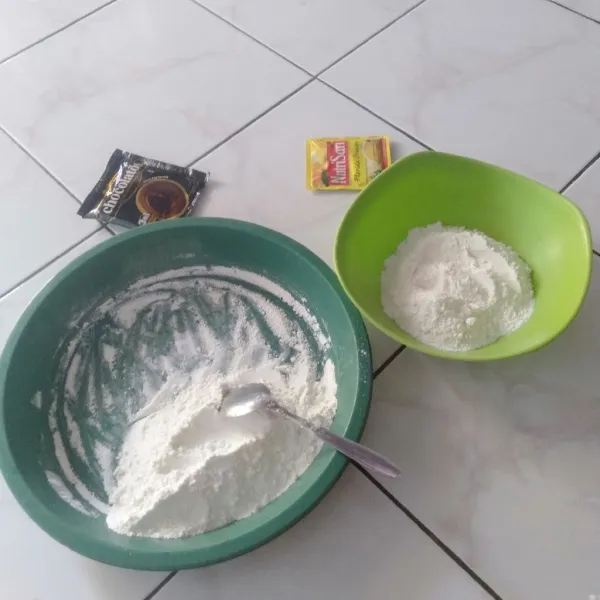 Bagi menjadi 2 bagian adonan, satu adonan diberi chocolatos bubuk dan satu lagi diberi nutrisasi, aduk hingga rata