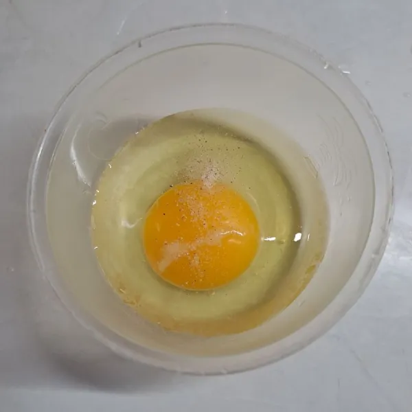 Kocok telur, merica bubuk dan garam sampai rata.