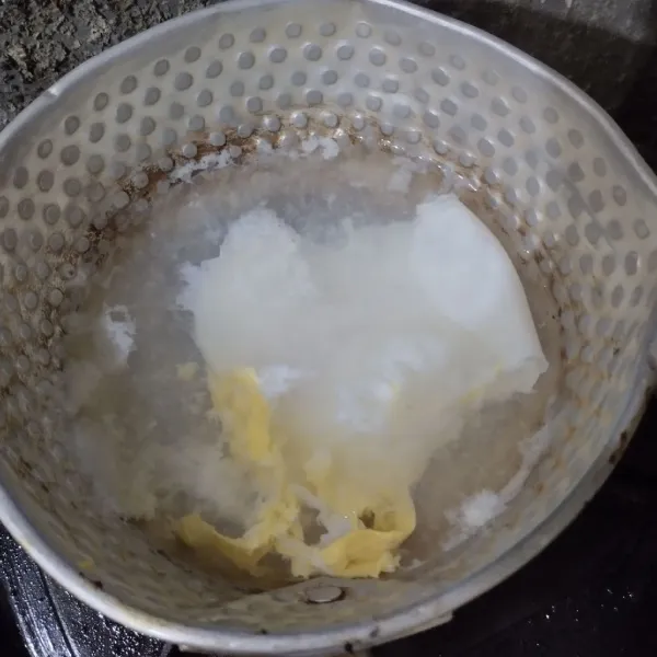 Rebus air hingga mendidih, lalu masukkan telur. Rebus selama 4 menit. Tiriskan.