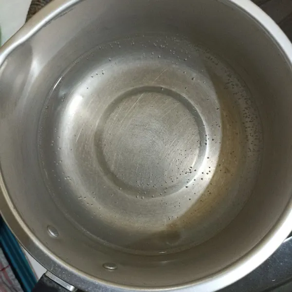 Didihkan air dalam panci sampai mendidih. Angkat.