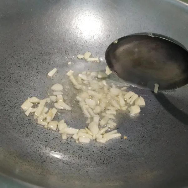 Tumis bawang putih cincang hingga harum.