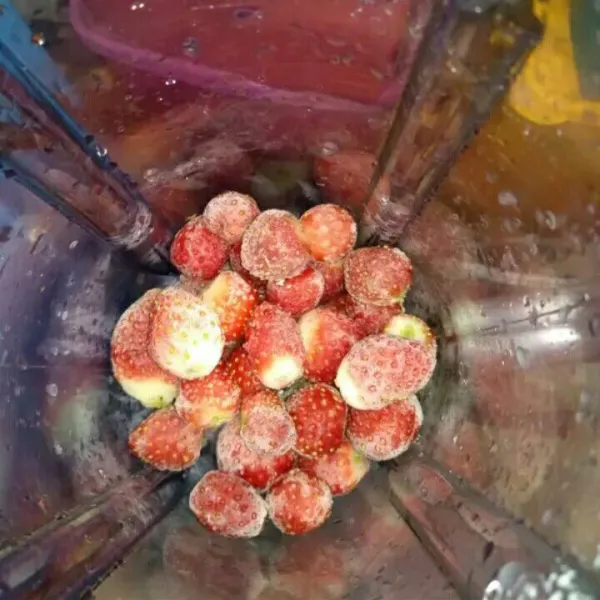 Potong-potong strawberry lalu masukkan ke dalam blender.