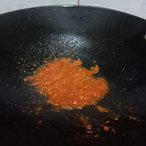 Blender cabe dan bawang. Tumis hingga harum dan kadar airnya berkurang. Beri garam, gula dan penyedap rasa.
