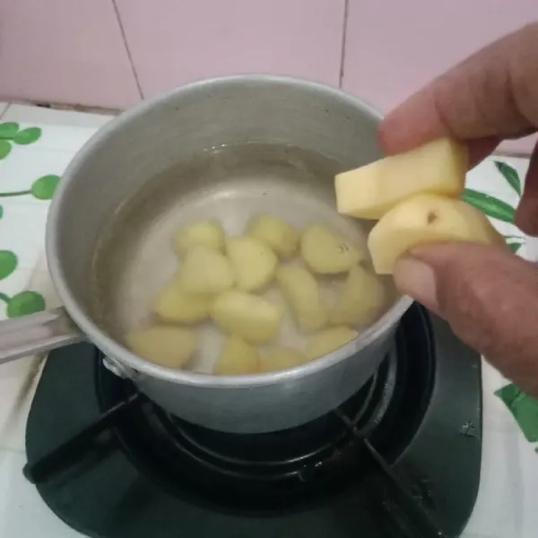 Kupas kulit kentang, cuci bersih dan rebus sampai matang, setelah matang tumbuk halus.