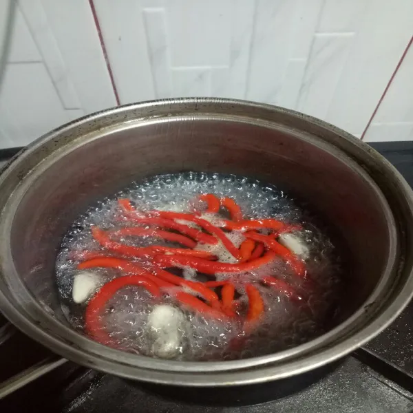 Rebus Cabe dan bawang hingga lunak.