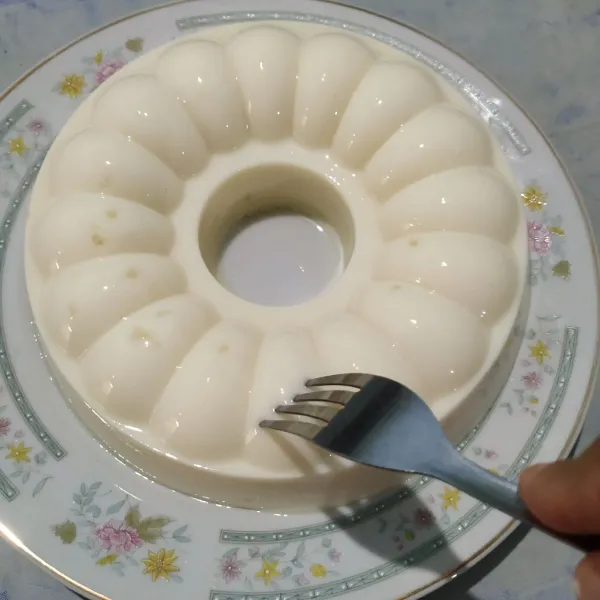 Setelah set, tusuk permukaan jelly putih dengan pelan menggunakan garpu. Sisihkan.
