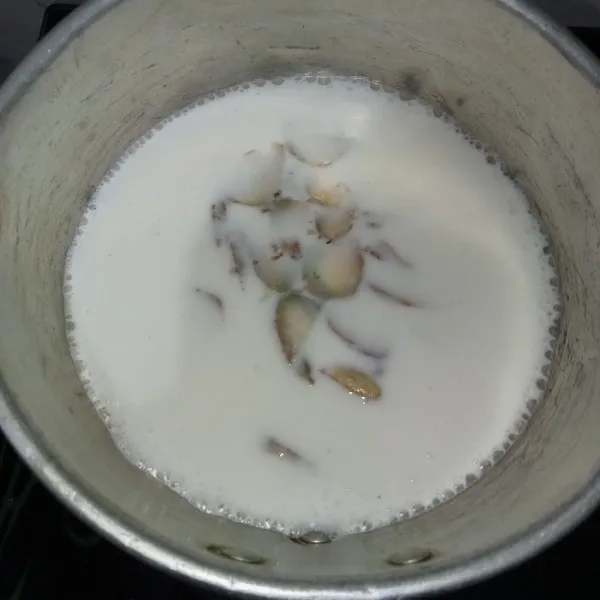 Tambahkan kapulaga rebus susu hingga mendidih, lalu matikan api.
