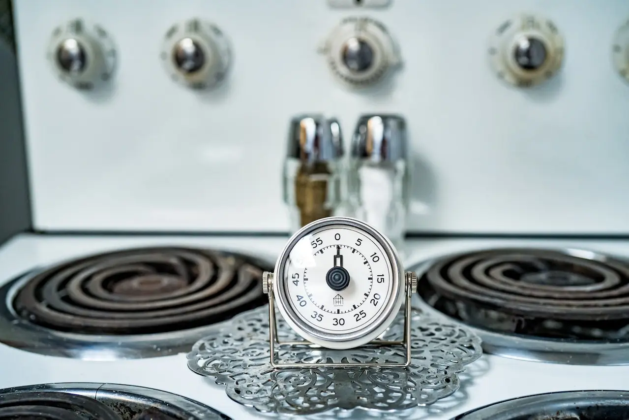 kitchen timer analog di atas kompor