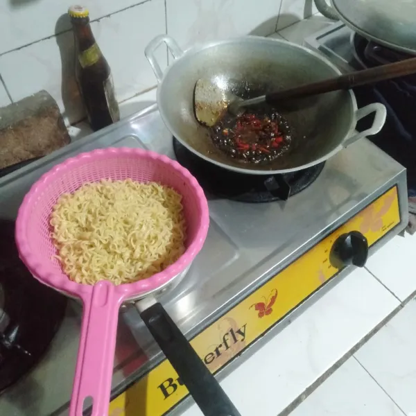 Masukkan mienya, aduk hingga rata, koreksi rasa, jika sudah pas matikan kompor, jangan kelamaan masak nya agar mie tidak lembek.