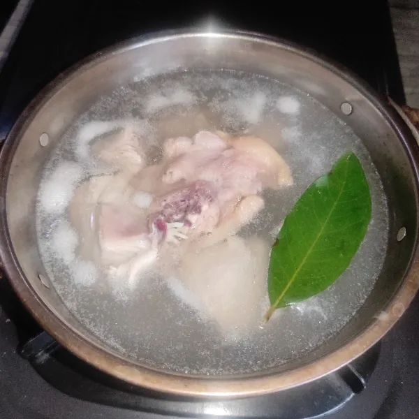 Rebus ayam dan daun salam hingga matang, angkat, tiriskan. Tunggu sampai dingin, suwir-suwir ayam, sisihkan.