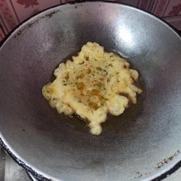 Panaskan minyak goreng agak banyak, jika sudah benar-benar panas masukkan adonan telur secukupnya kemudian goreng hingga matang.