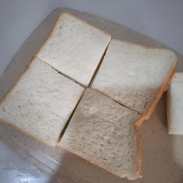 Potong roti menjadi 4 bagian.