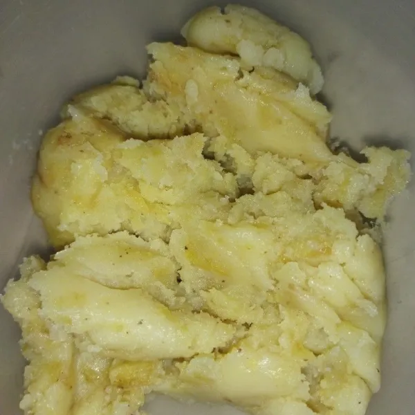 Siapkan kentang yang sudah digoreng lalu dihaluskan.
