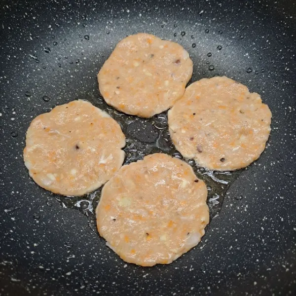Oles kedua telapak tangan dengan minyak goreng. Ambil 1 sdm adonan, bentuk bulat lalu pipihkan. Lakukan sampai adonan habis. Panaskan teflon beri sedikit minyak. Masak adonan patty.